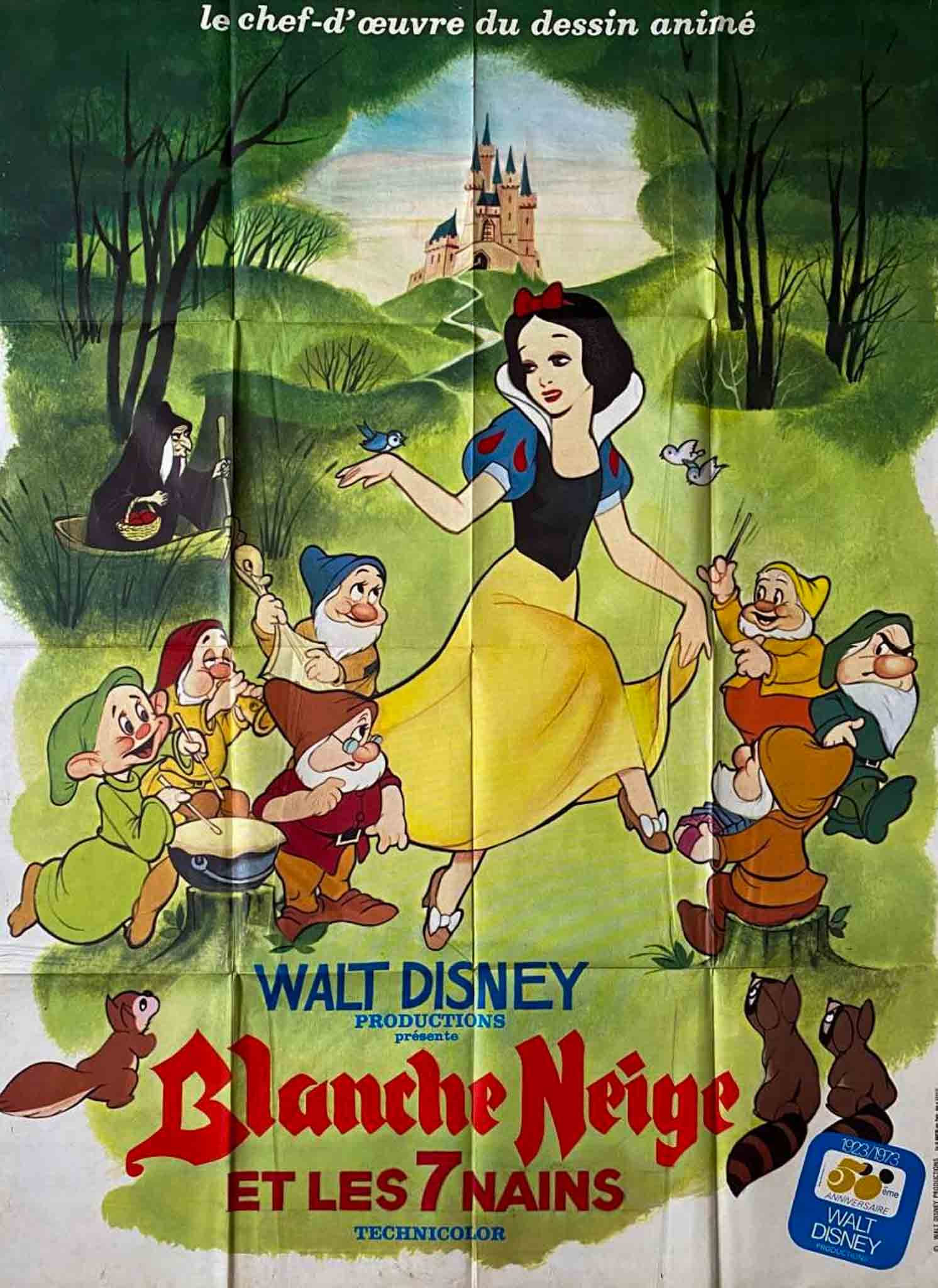 Affiche animée de Blanche-Neige entourée des 7 nains et d'un château en arrière-plan, ambiance féerique et colorée.