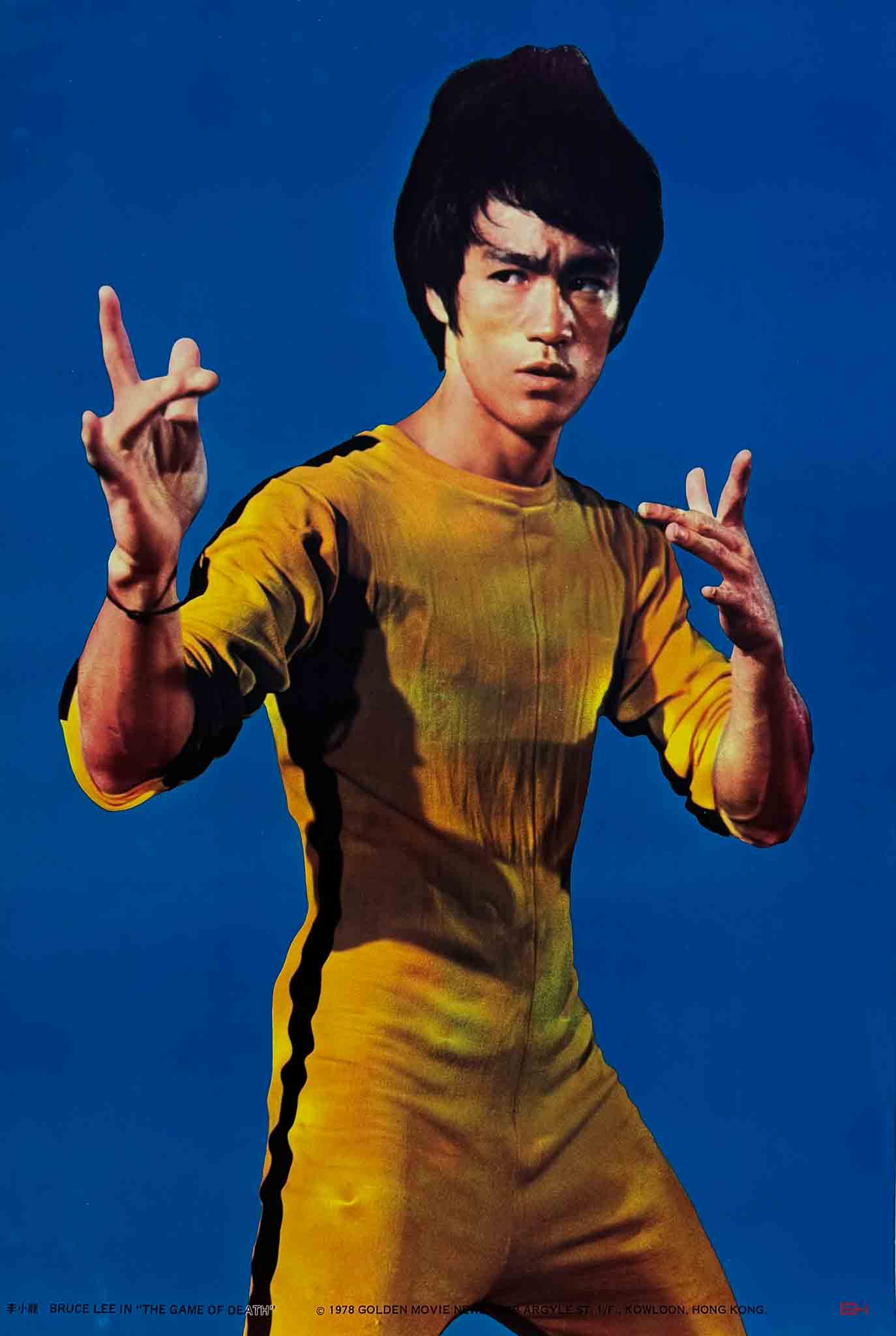 Affiche du film Game of Death avec Bruce Lee en combinaison jaune sur fond bleu
