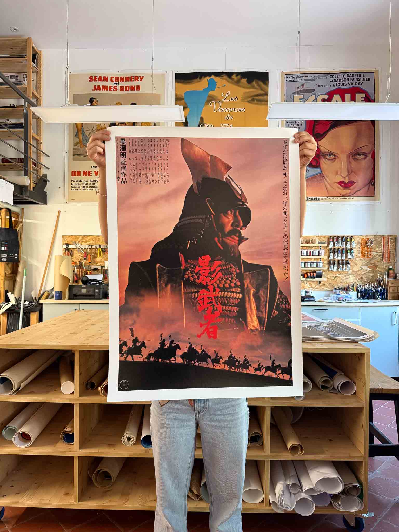 Affiche japonaise du film Kagemusha (1980) montrant un samouraï en armure sur fond rouge dramatique avec silhouettes de cavaliers