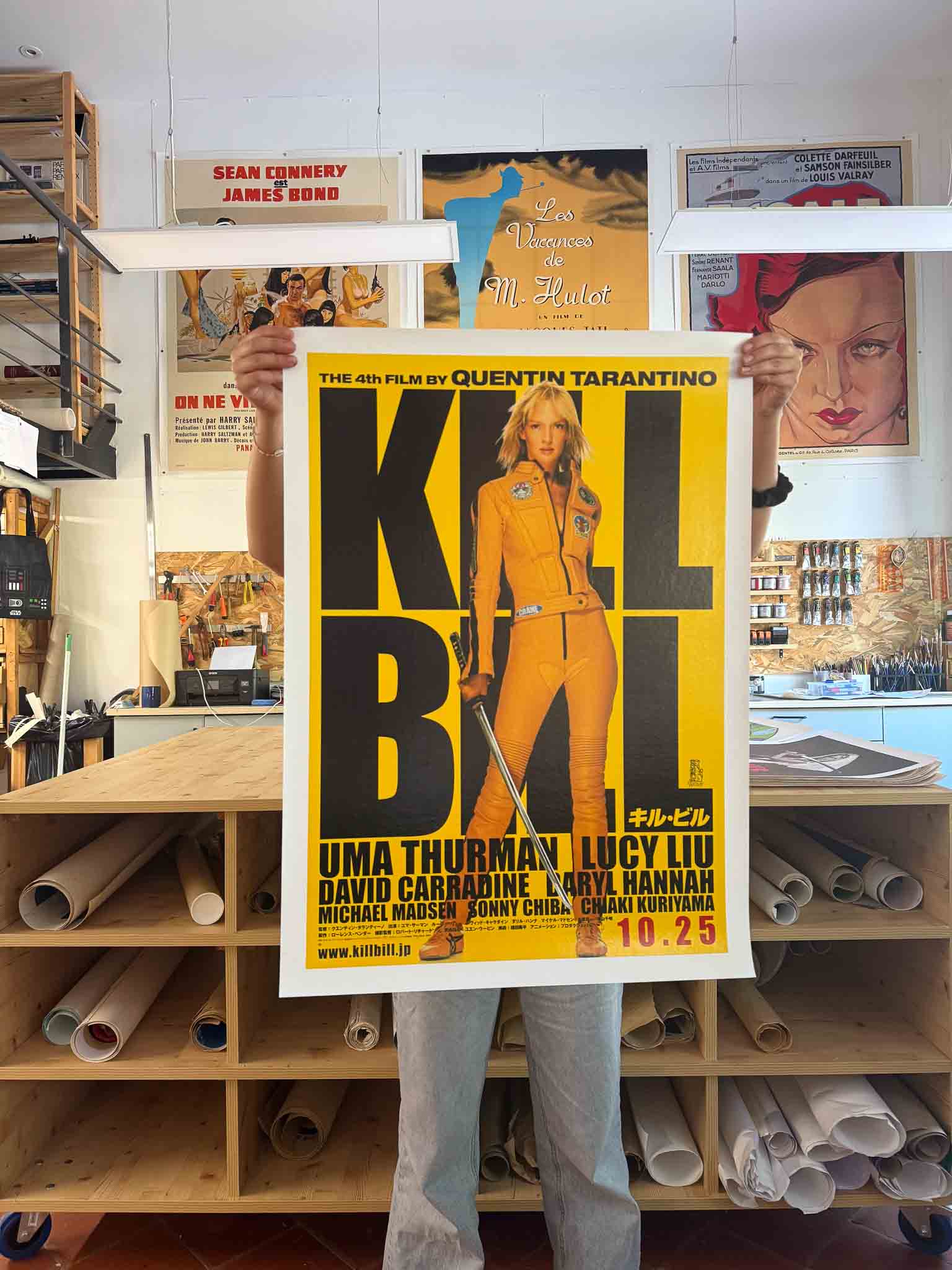 Affiche japonaise de Kill Bill Volume 1 avec Uma Thurman en jaune et noir tenant un katana sur fond jaune vif