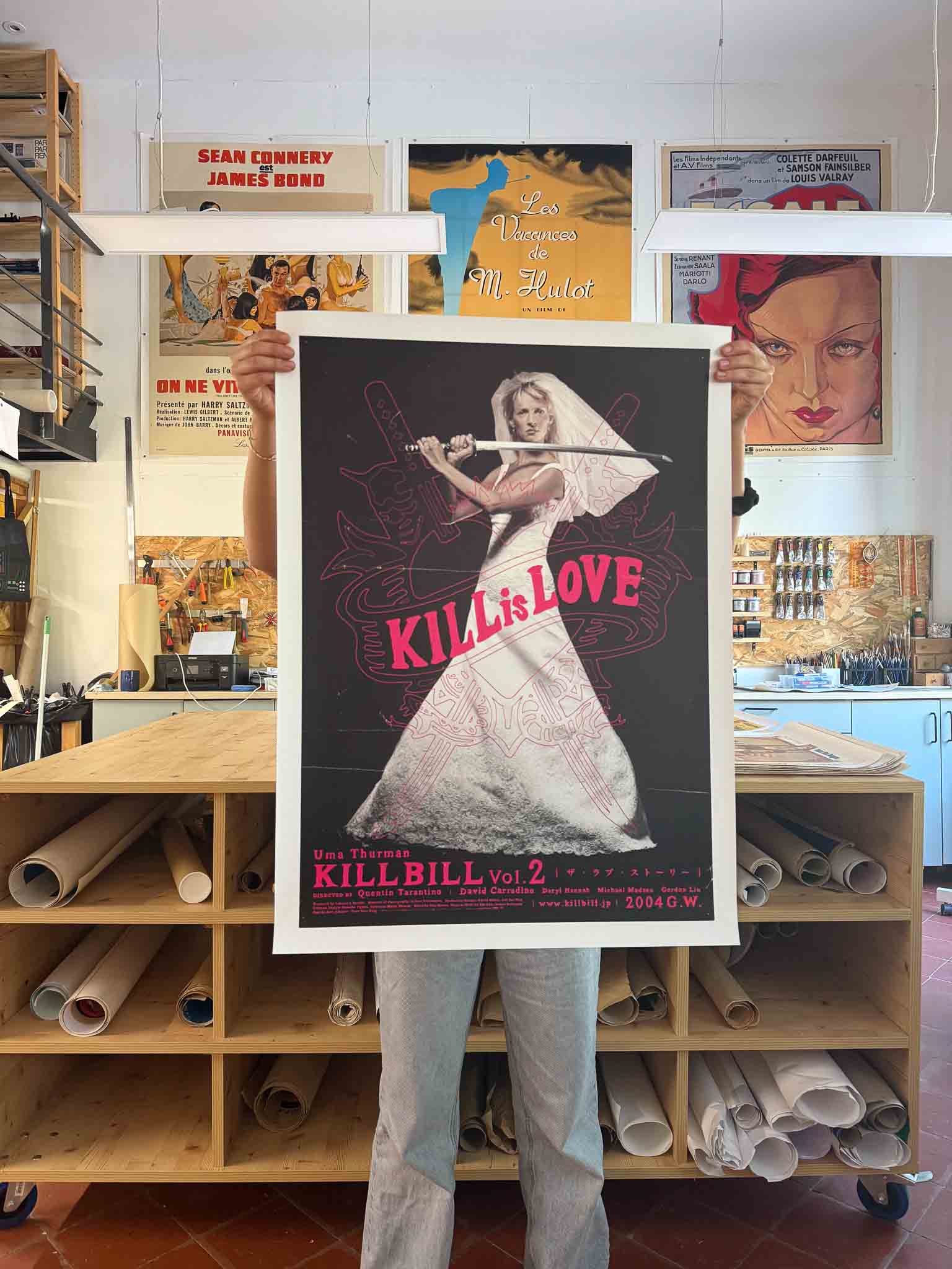 Affiche japonaise du film Kill Bill Volume 2 avec Uma Thurman en robe de mariée tenant un katana, texte "Kill is Love" en rose