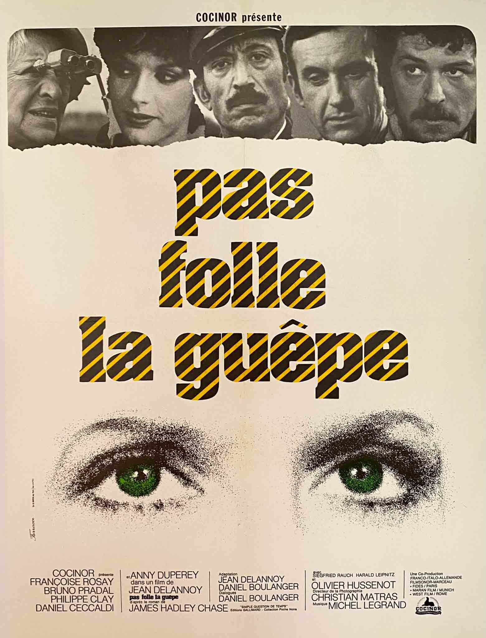 Affiche du film Pas folle la guêpe avec Anny Duperey, gros plan sur des yeux verts, ambiance humoristique.