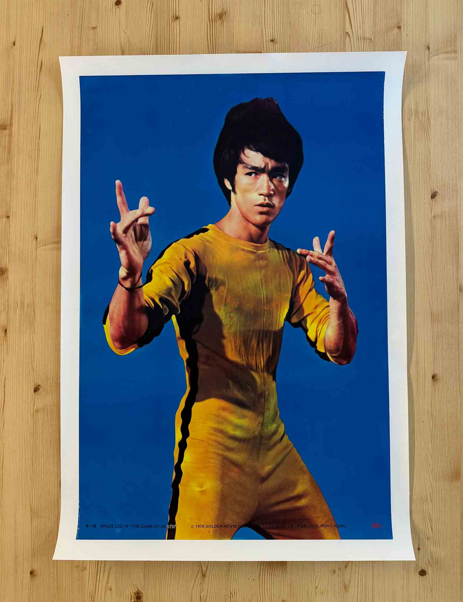 Affiche du film Game of Death avec Bruce Lee en combinaison jaune sur fond bleu