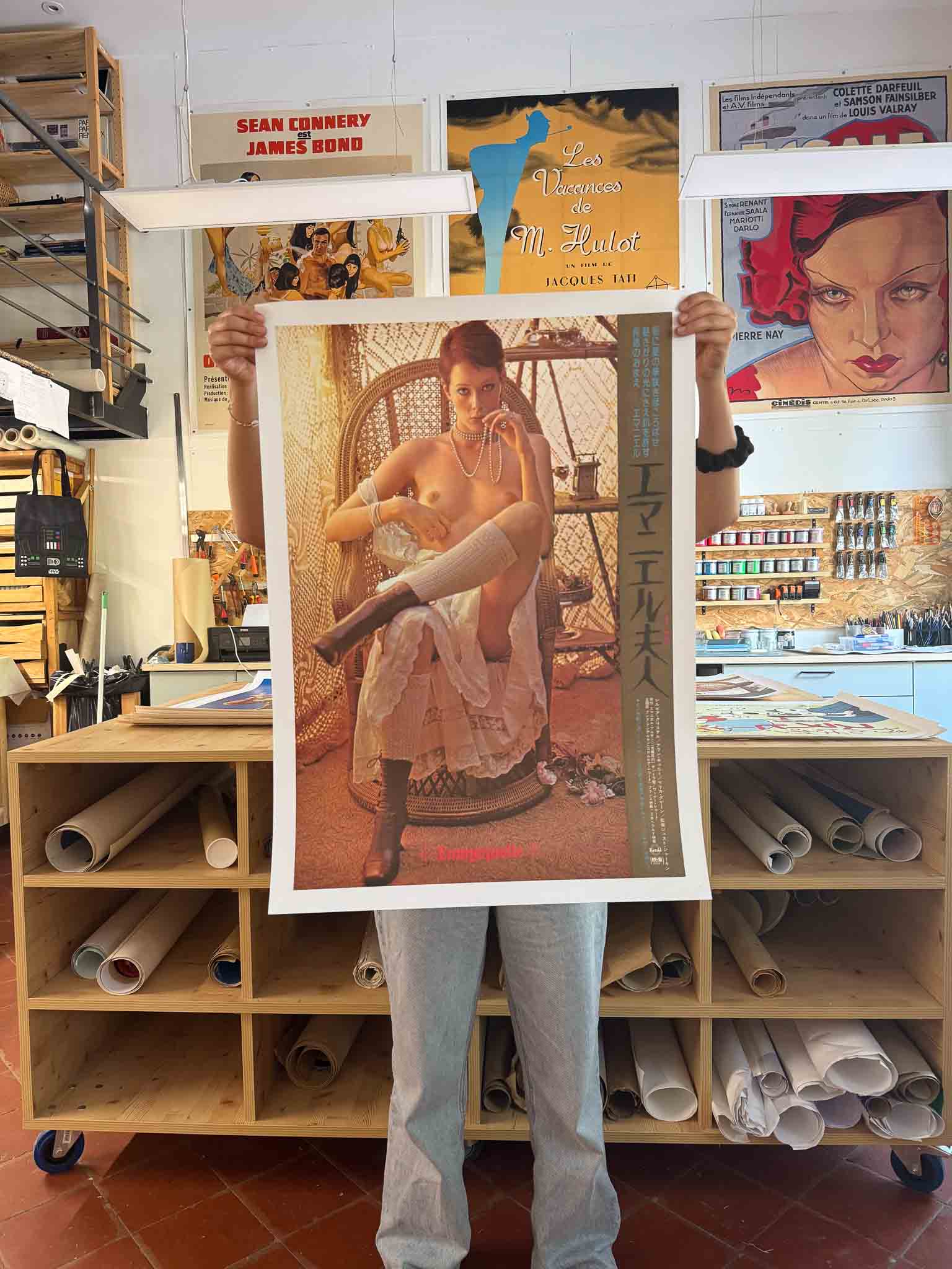 Affiche japonaise du film Emmanuelle (1974) montrant Sylvia Kristel assise en lingerie dans un décor exotique et sensuel