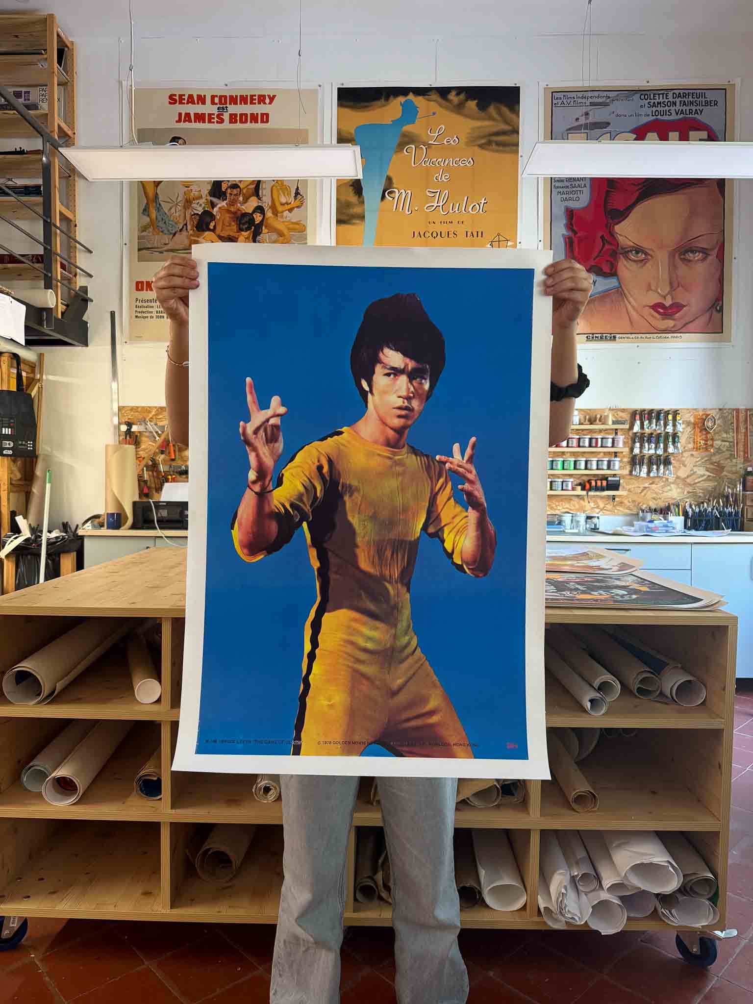 Affiche du film Game of Death avec Bruce Lee en combinaison jaune sur fond bleu