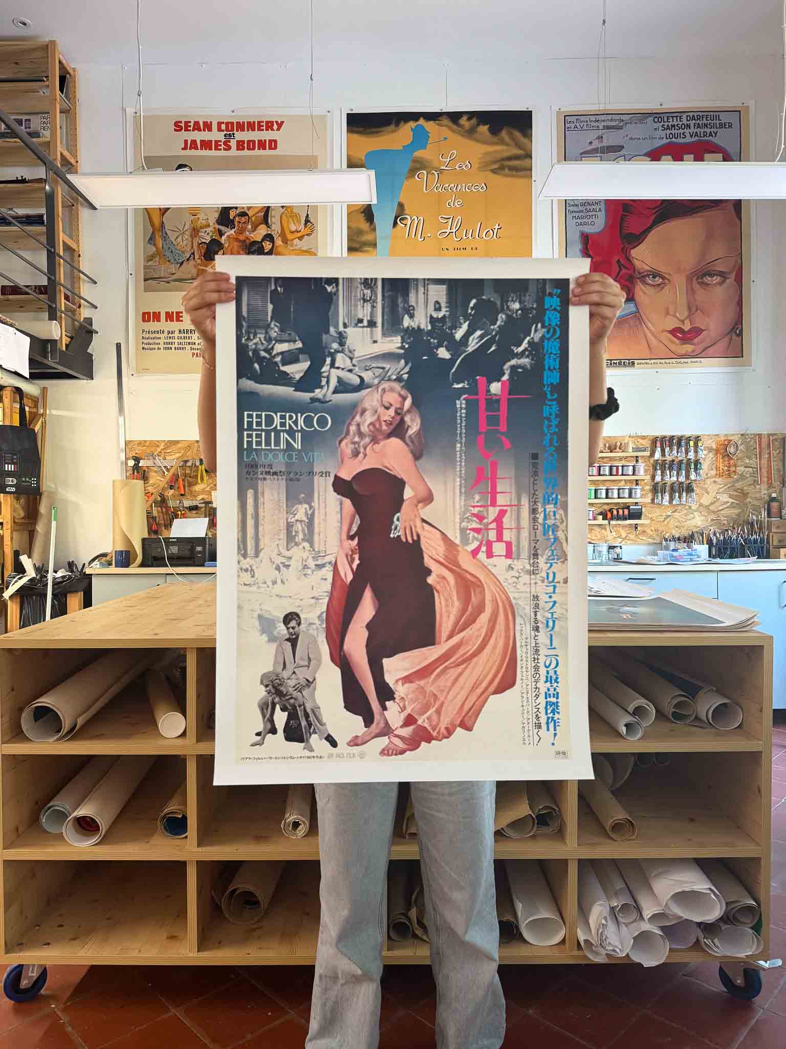 Affiche japonaise du film La Dolce Vita avec Anita Ekberg en robe noire et scènes romaines en arrière-plan, design graphique vintage