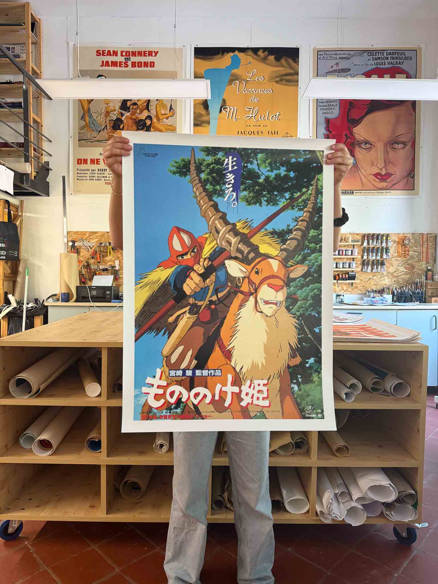 Affiche japonaise de Princesse Mononoké avec Ashitaka armé d’un arc sur son élan Yakul, dans une forêt verte, style animation Ghibli