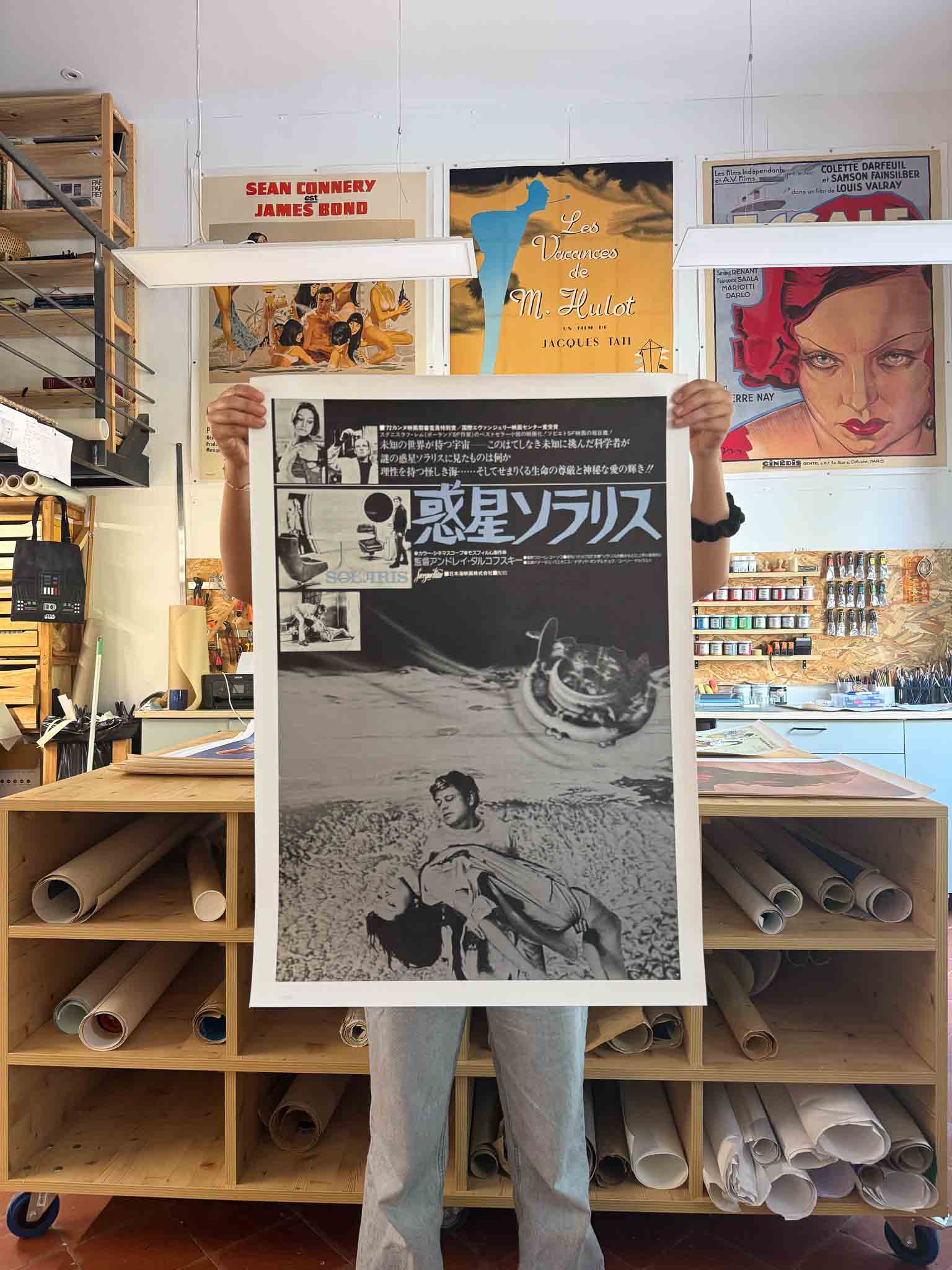 Affiche japonaise du film Solaris (1972) avec visuels en noir et blanc d’une station orbitale et de personnages en réflexion existentielle