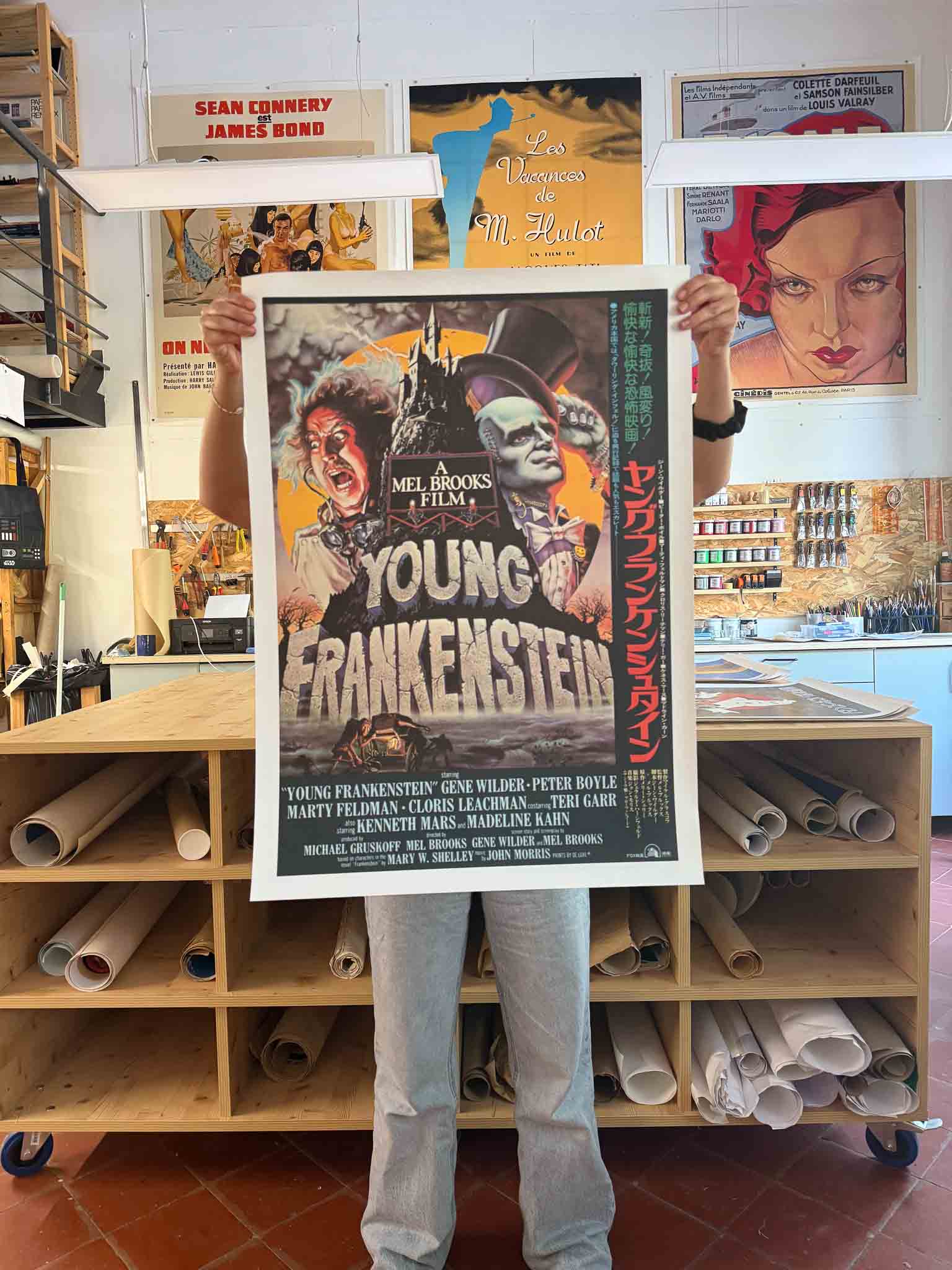 Affiche japonaise du film Young Frankenstein (1974) avec Gene Wilder et la créature devant un château gothique, style comédie horreur