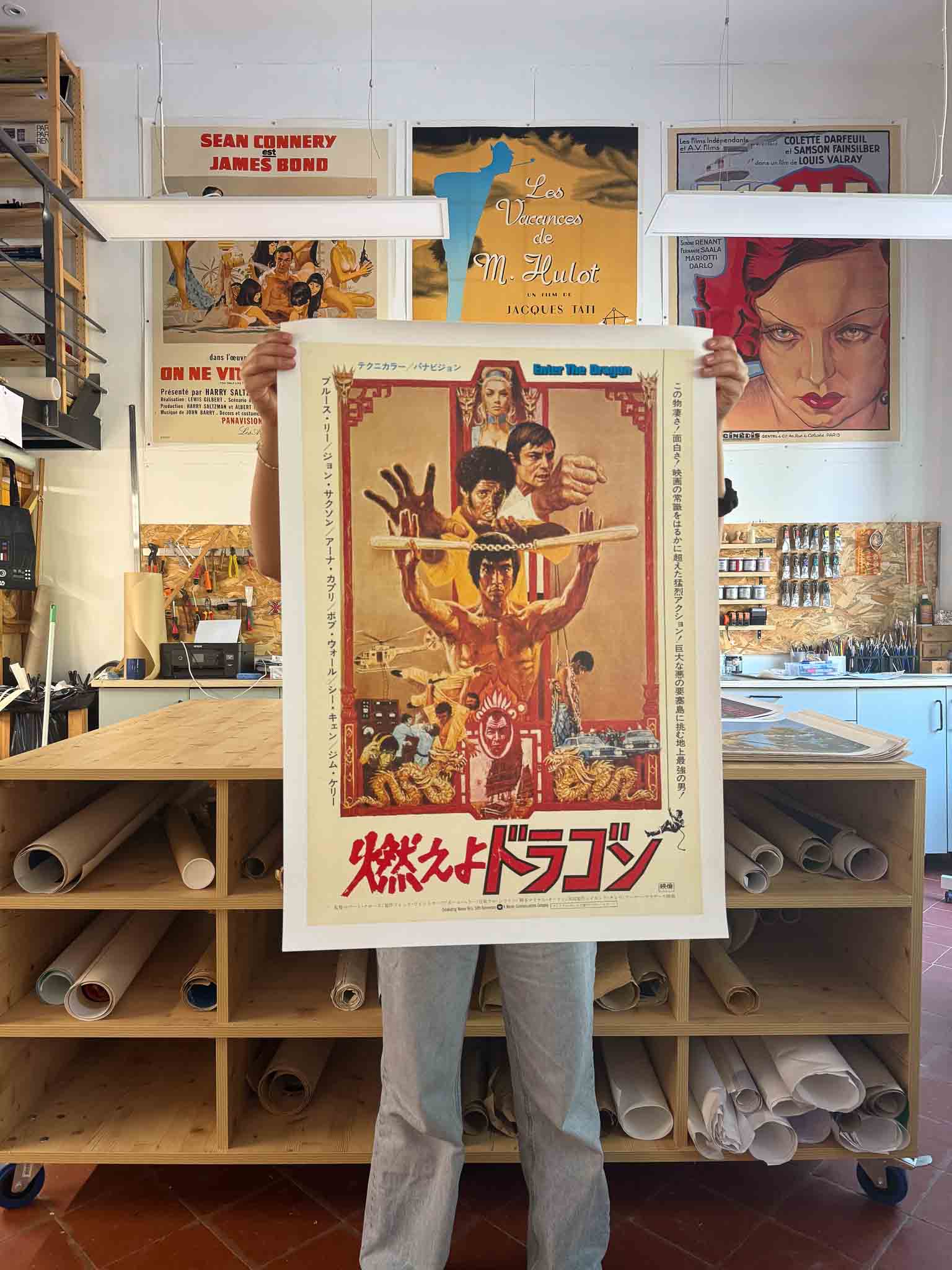 Affiche japonaise du film Enter the Dragon (1973) avec Bruce Lee en action, style rétro arts martiaux