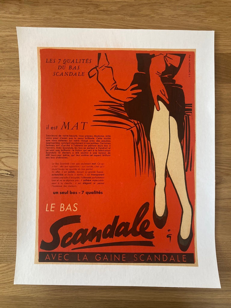 Scandale ! Avec la Gaine Scandale  Publicité ancienne originale, provenant d'une revue ancienne de 1950  Cette affichette est entoilée 