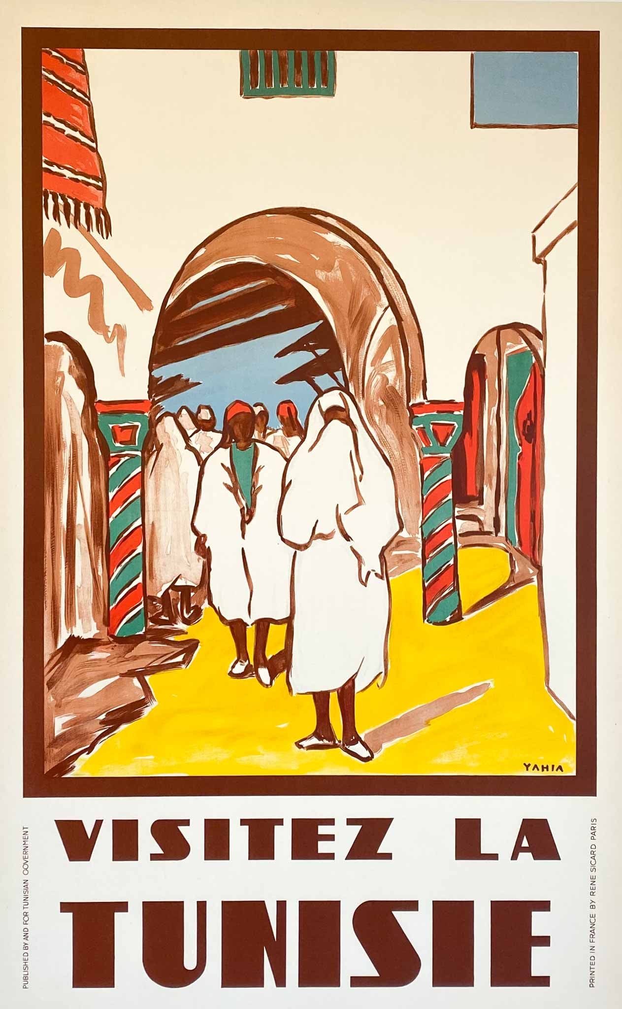 Affiche Lithographique Visitez la Tunisie Par Yahia, 1950       Cette Magnifique Affiche " Visitez la Tunisie " a été créée en 1950 pour promouvoir le tourisme en Tunisie   L'image magnifiquement peinte montre l'étonnante architecture du pays, des allées voûtées aux colonnes décorées de manière extravagante. 