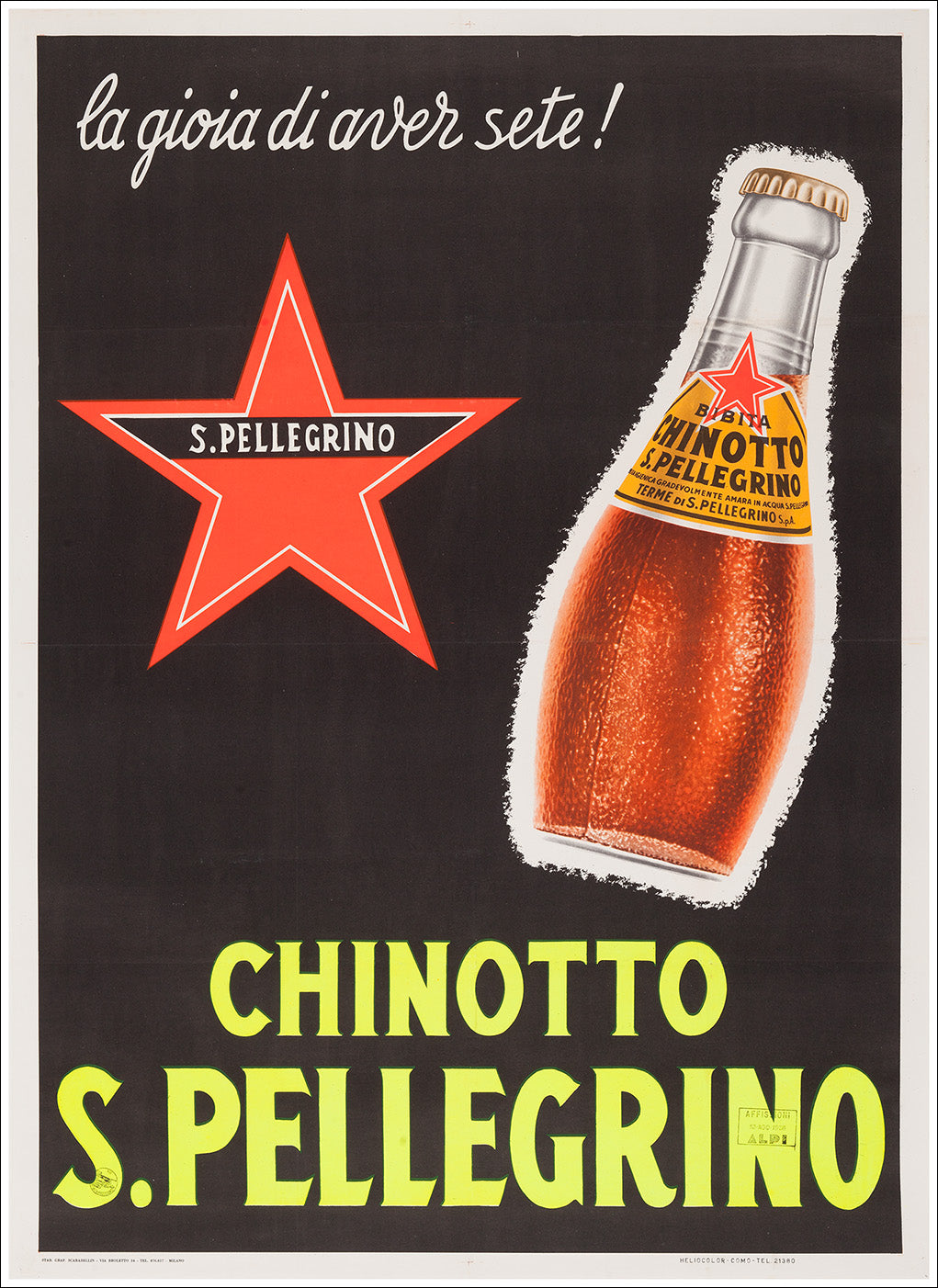 Affiche publicitaire originale de 1958 pour la boisson Chinotto de San Pellegrino en Italie.  Sur fond noir, on y voit une bouteille ainsi que le logo de la marque, accompagné d'un slogan en italien "La gioia di aver sete!".