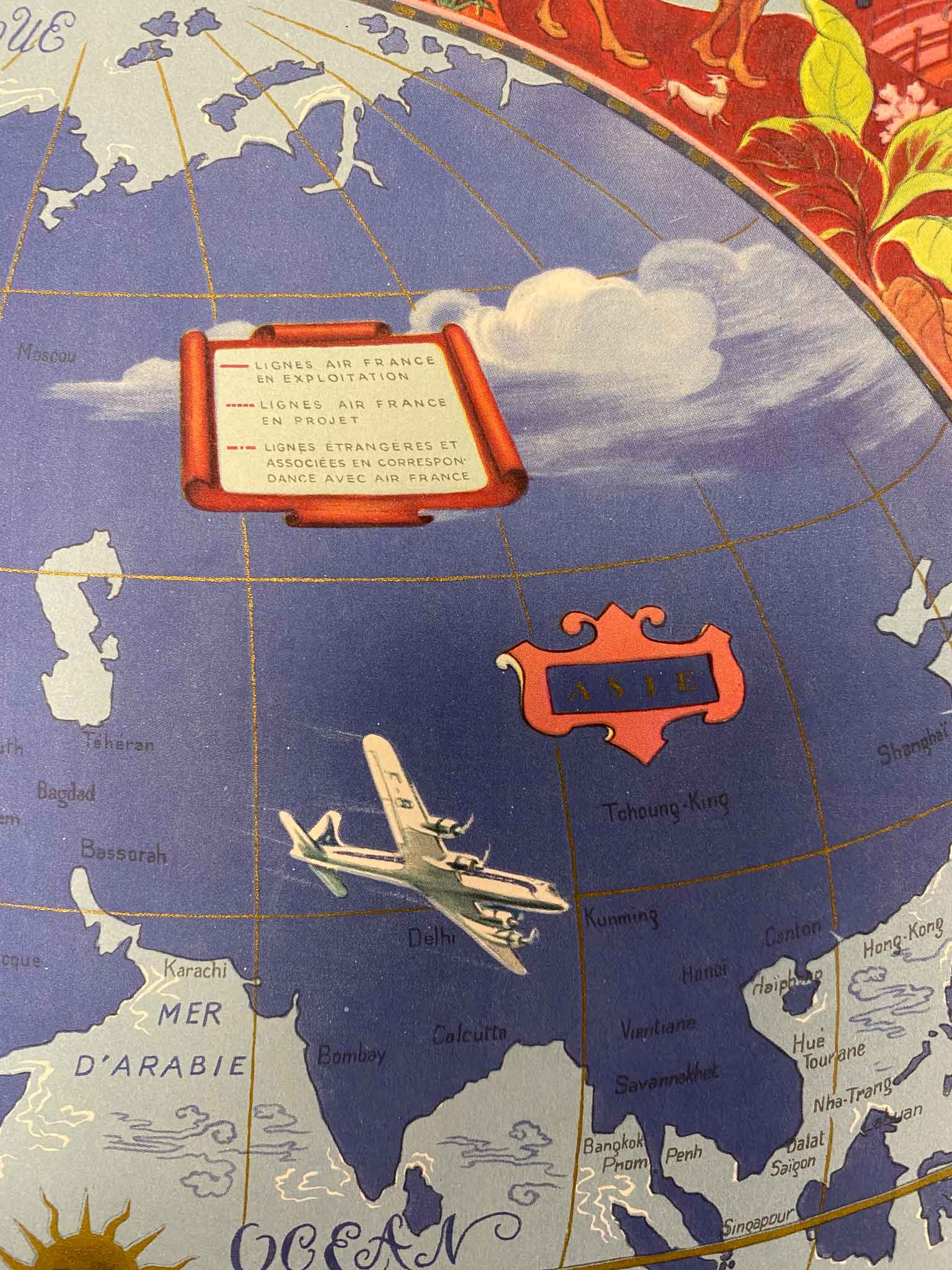 Planisphère Air France Par Lucien Boucher, 1950    Sur cette affiche sont dessinées, sur une mappemonde, les lignes desservies par Air France ainsi que celles qu'ils allaient ouvrir.   Affiche originale de 1950, représentant les lignes de l'époque et celles à veni