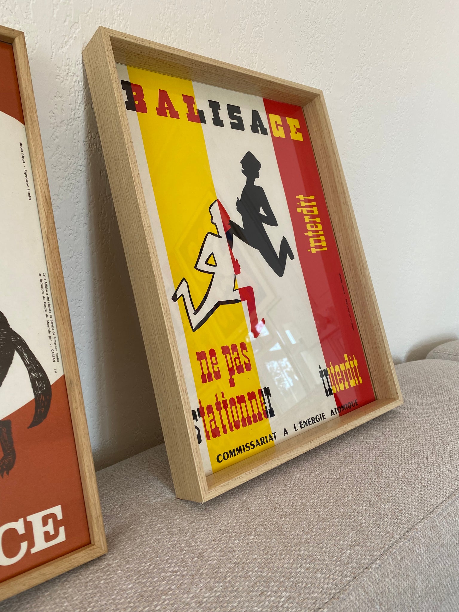 En 1964, l'AIEA a lancé une campagne de sensibilisation sur la radioactivité. Affiches traduites en plusieurs langues pour informer sur les risques de la radiation, les mesures de protection et les précautions à prendre.