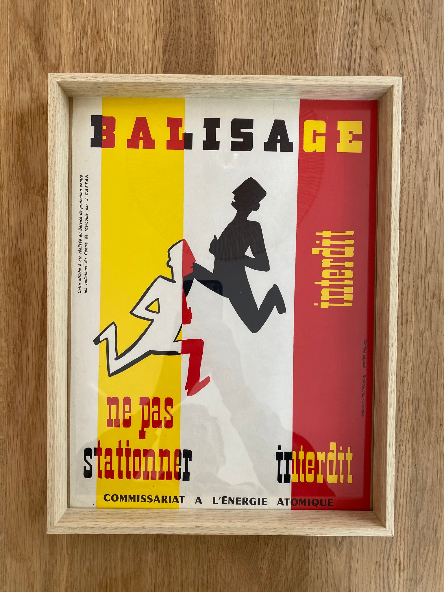 En 1964, l'AIEA a lancé une campagne de sensibilisation sur la radioactivité. Affiches traduites en plusieurs langues pour informer sur les risques de la radiation, les mesures de protection et les précautions à prendre.