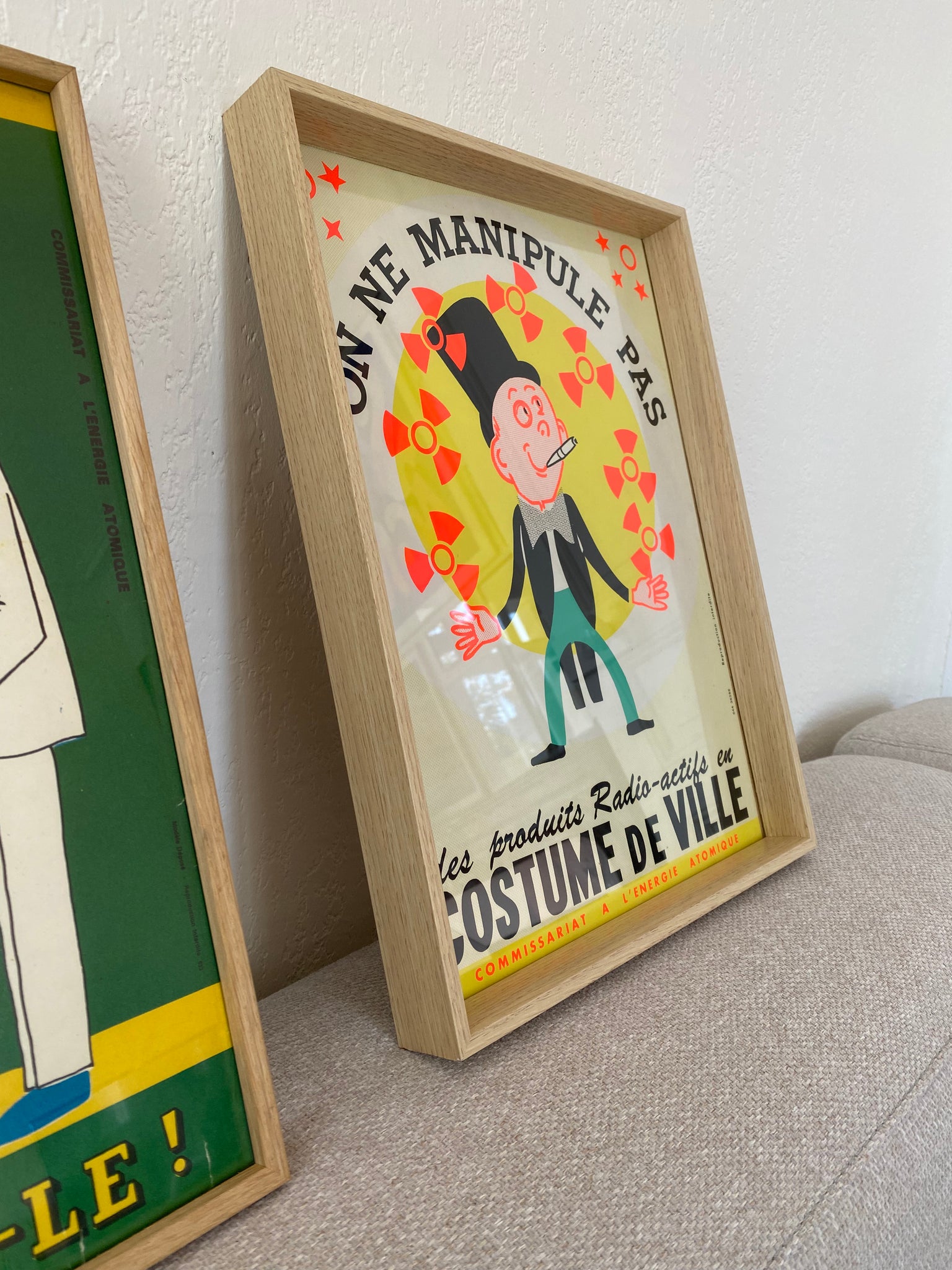 Affiche Original  On ne manipule pas des produits Radio-actifs en Costume de Ville - Commissariat a l’énergie atomique Par Jacques Castan, 1964